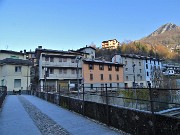 26 Ad Ambria (327 m),  attraversato  il ponte vecchio sul torrente Serina,  mi ritrovo all'avvio del sent. 594A per Spino al Brembo    